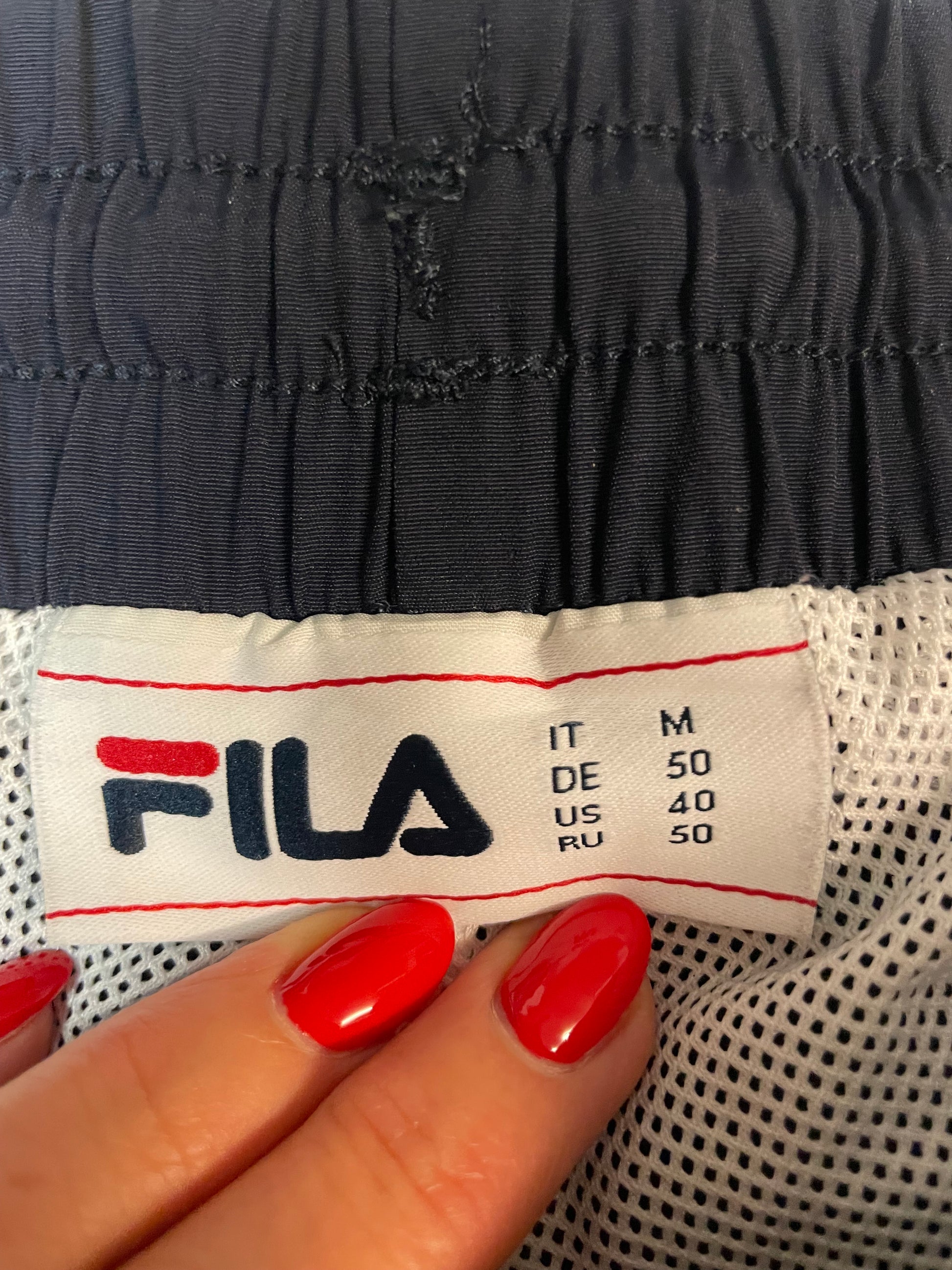 Entdecke unsere Vintage Track Pants von Nike und anderen Marken, erhältlich bei Valuxery.de - Dein Shop für trendige Vintage - Kleidung. Unsere Track Pants sind aus hochwertigen Materialien und