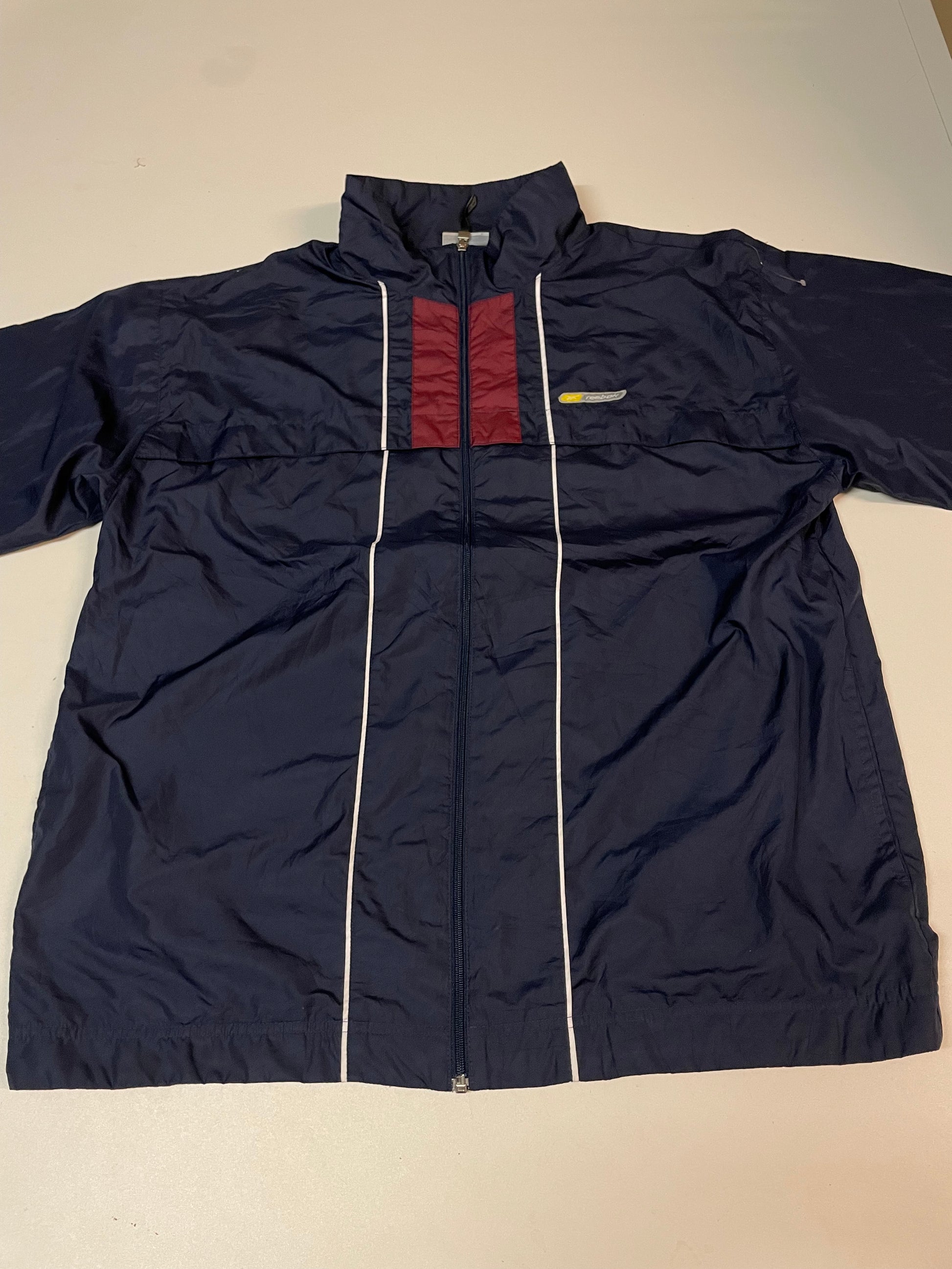 Entdecke unsere Vintage Track Pants von Nike und anderen Marken, erhältlich bei Valuxery.de - Dein Shop für trendige Vintage - Kleidung. Unsere Track Pants sind aus hochwertigen Materialien und