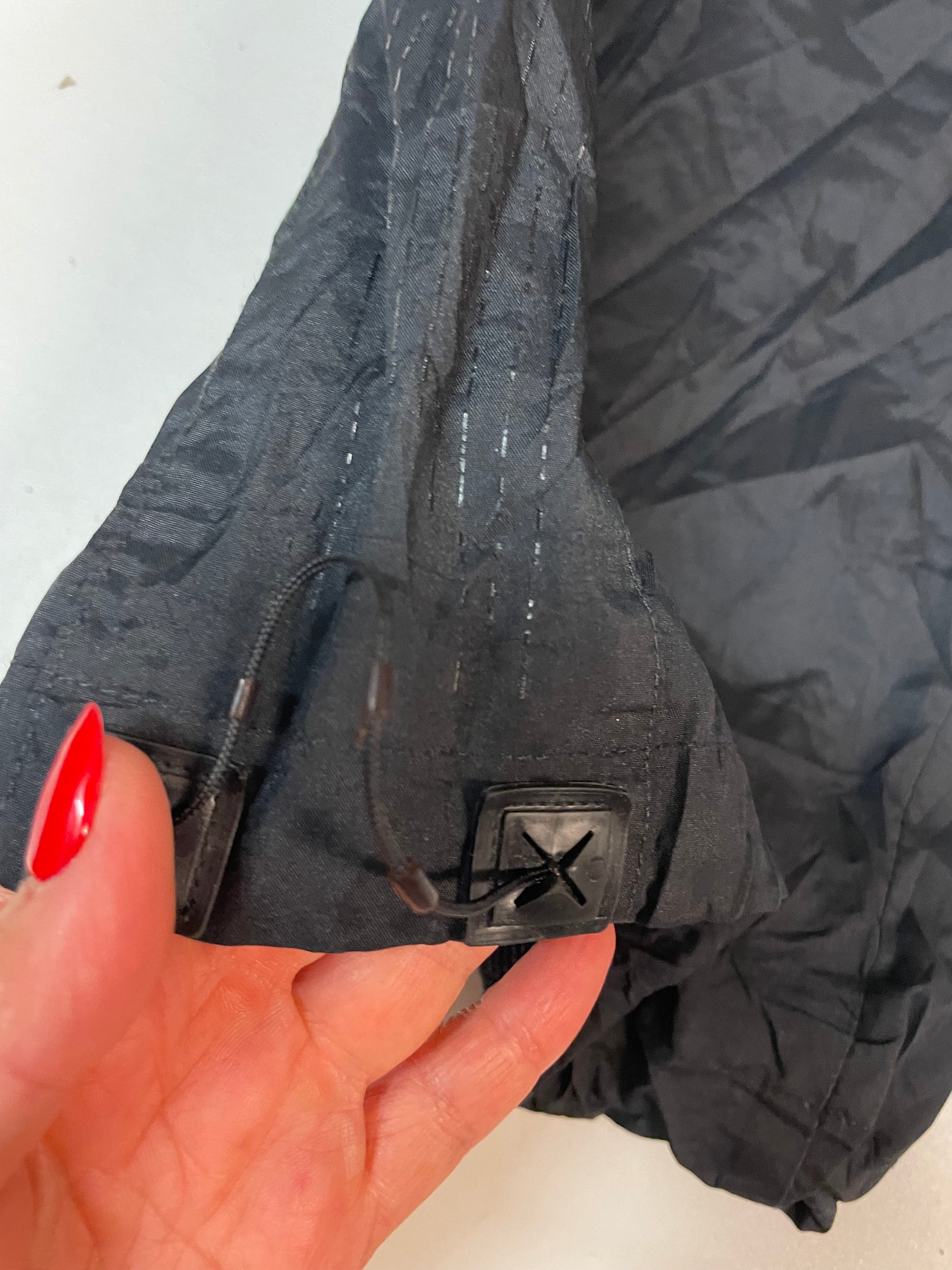 Entdecke unsere Vintage Track Pants von Nike und anderen Marken, erhältlich bei Valuxery.de - Dein Shop für trendige Vintage - Kleidung. Unsere Track Pants sind aus hochwertigen Materialien und