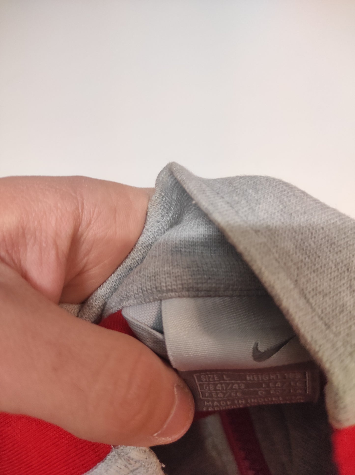 Entdecke unsere Vintage Track Pants von Nike und anderen Marken, erhältlich bei Valuxery.de - Dein Shop für trendige Vintage - Kleidung. Unsere Track Pants sind aus hochwertigen Materialien und