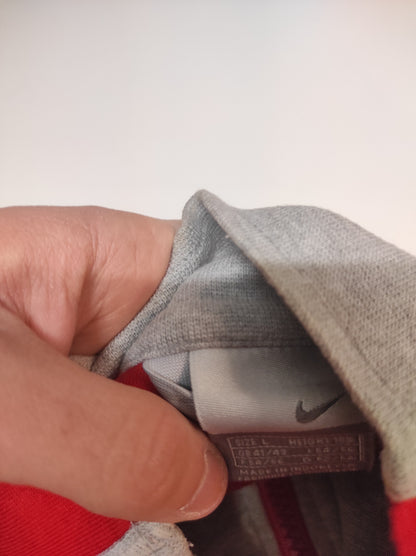 Entdecke unsere Vintage Track Pants von Nike und anderen Marken, erhältlich bei Valuxery.de - Dein Shop für trendige Vintage - Kleidung. Unsere Track Pants sind aus hochwertigen Materialien und