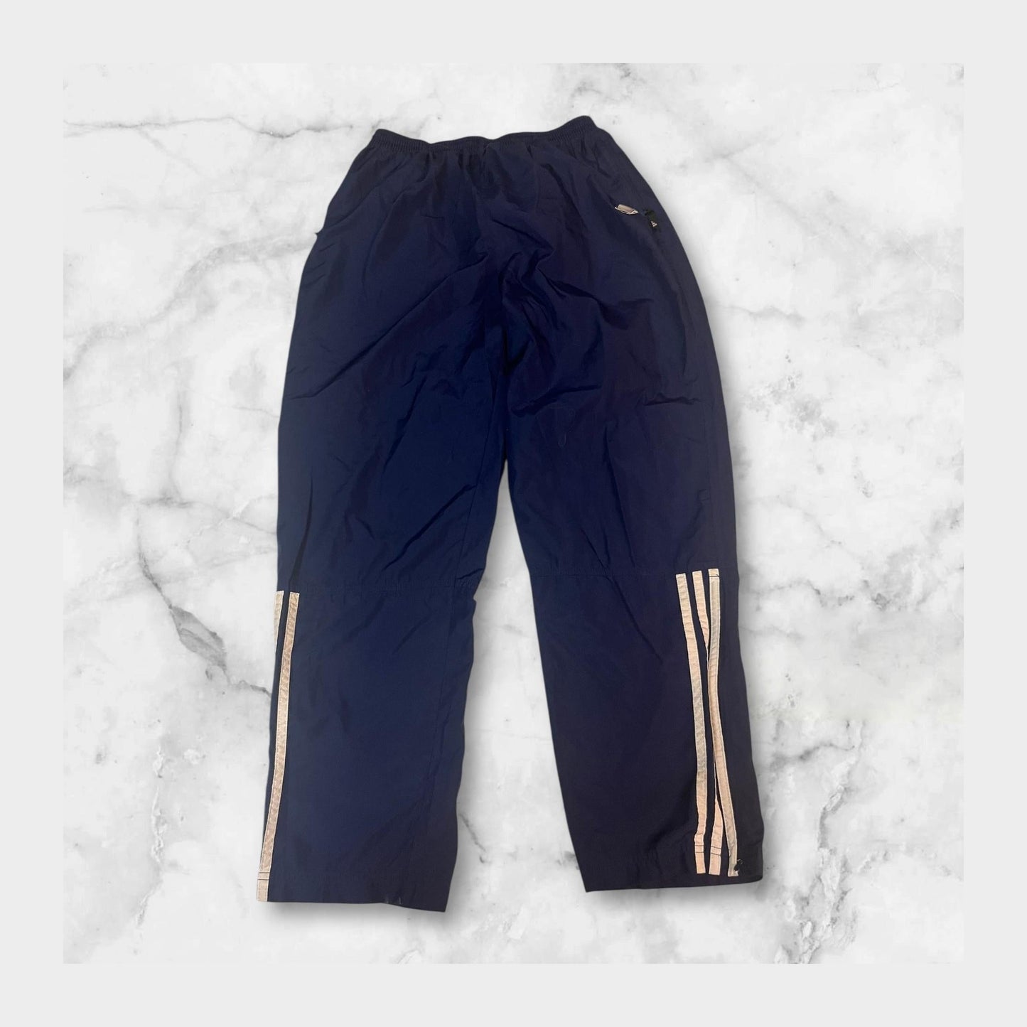 Entdecke unsere Vintage Track Pants von Nike und anderen Marken, erhältlich bei Valuxery.de - Dein Shop für trendige Vintage - Kleidung. Unsere Track Pants sind aus hochwertigen Materialien und