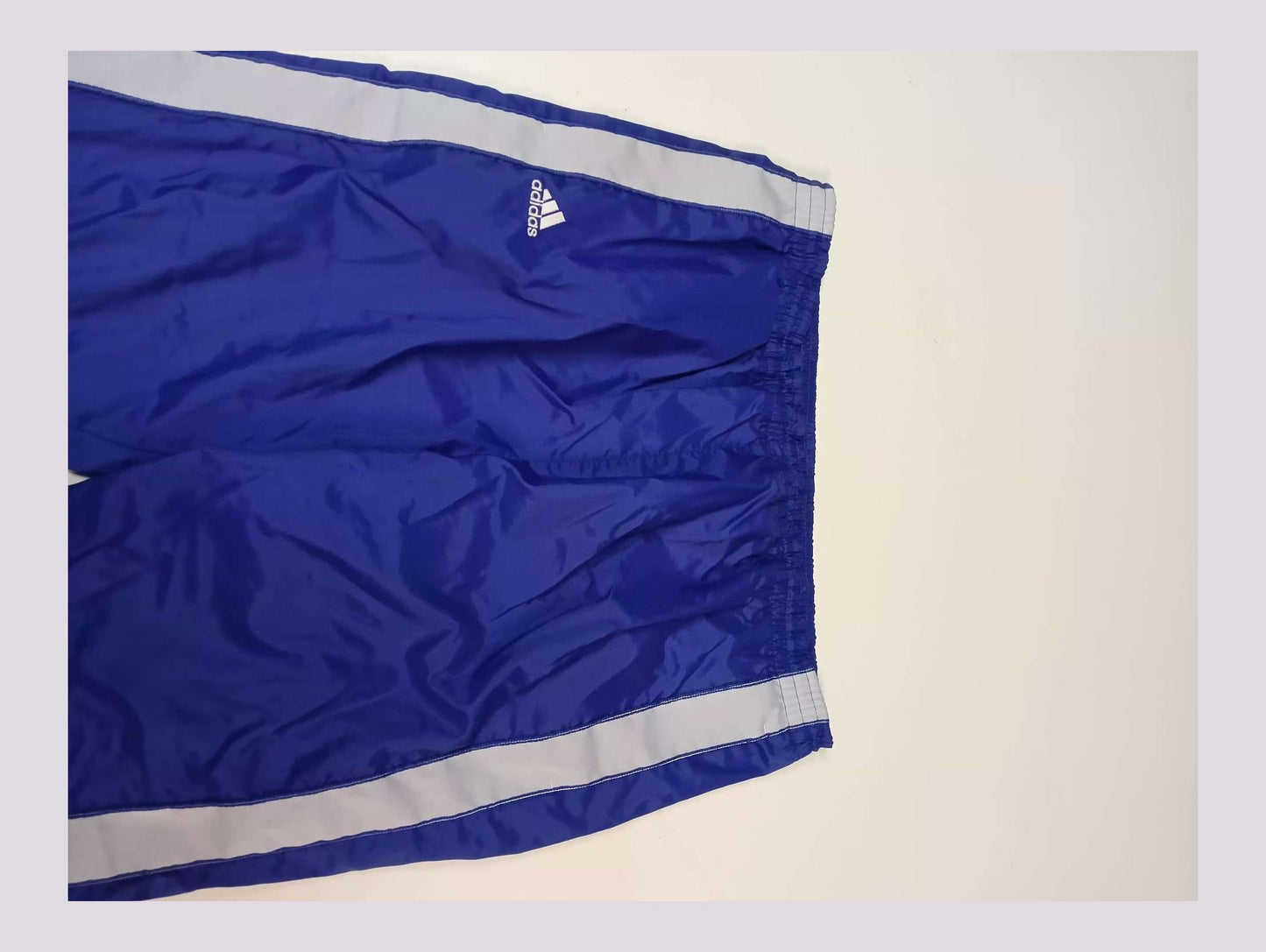 Entdecke unsere Vintage Track Pants von Nike und anderen Marken, erhältlich bei Valuxery.de - Dein Shop für trendige Vintage - Kleidung. Unsere Track Pants sind aus hochwertigen Materialien und