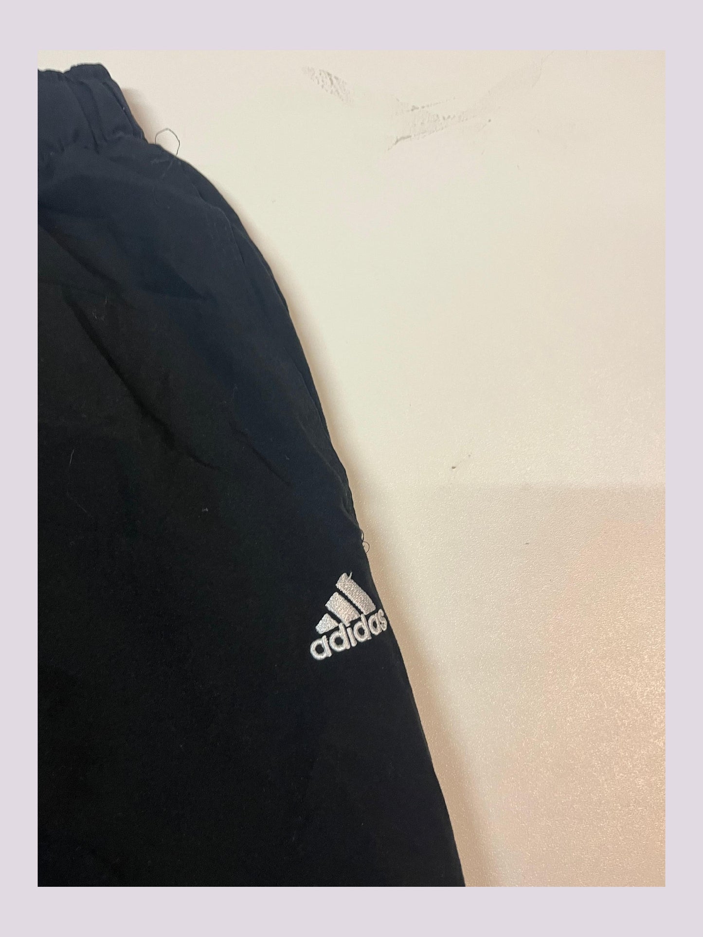 Entdecke unsere Vintage Track Pants von Nike und anderen Marken, erhältlich bei Valuxery.de - Dein Shop für trendige Vintage - Kleidung. Unsere Track Pants sind aus hochwertigen Materialien und