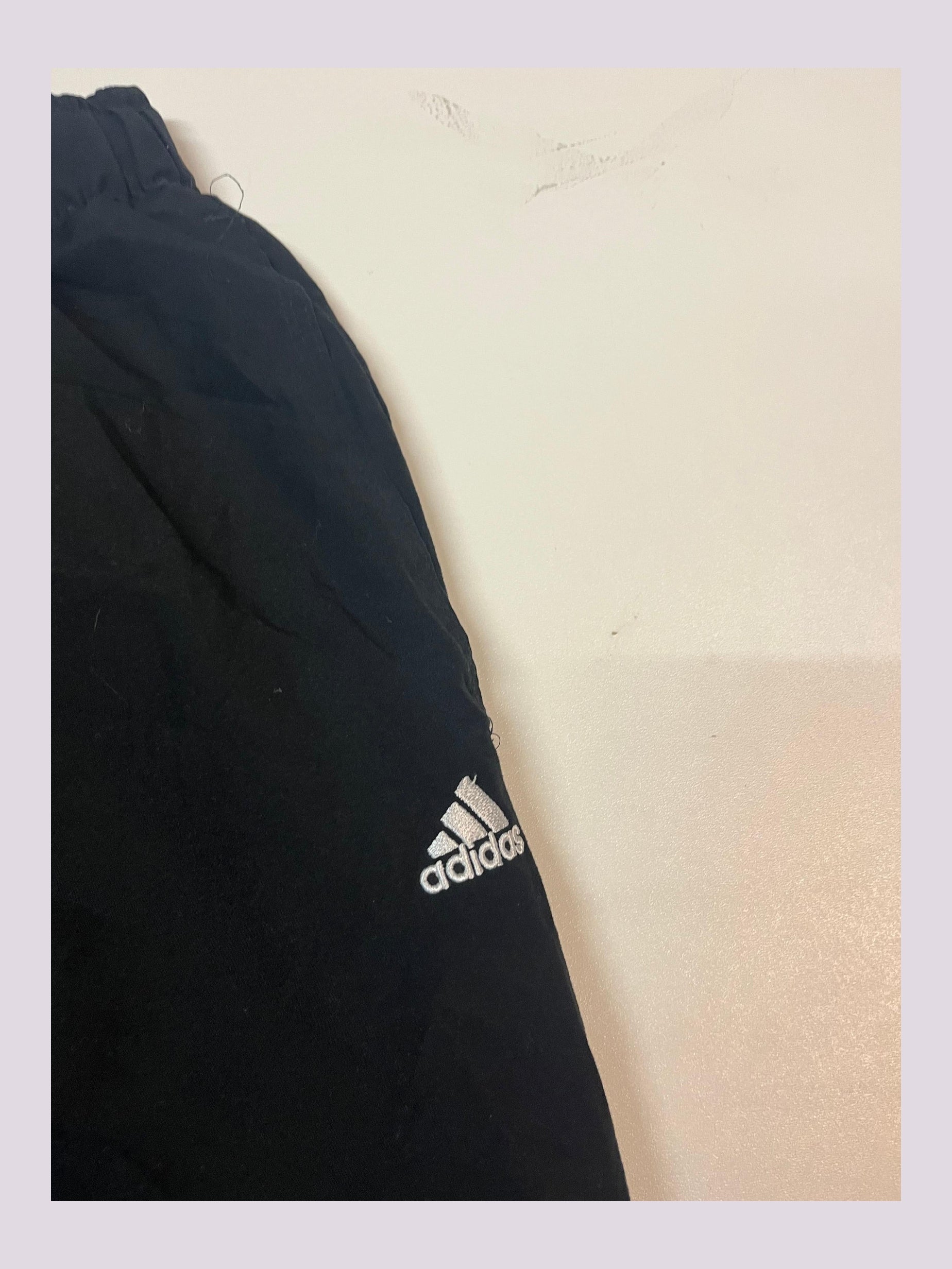 Entdecke unsere Vintage Track Pants von Nike und anderen Marken, erhältlich bei Valuxery.de - Dein Shop für trendige Vintage - Kleidung. Unsere Track Pants sind aus hochwertigen Materialien und