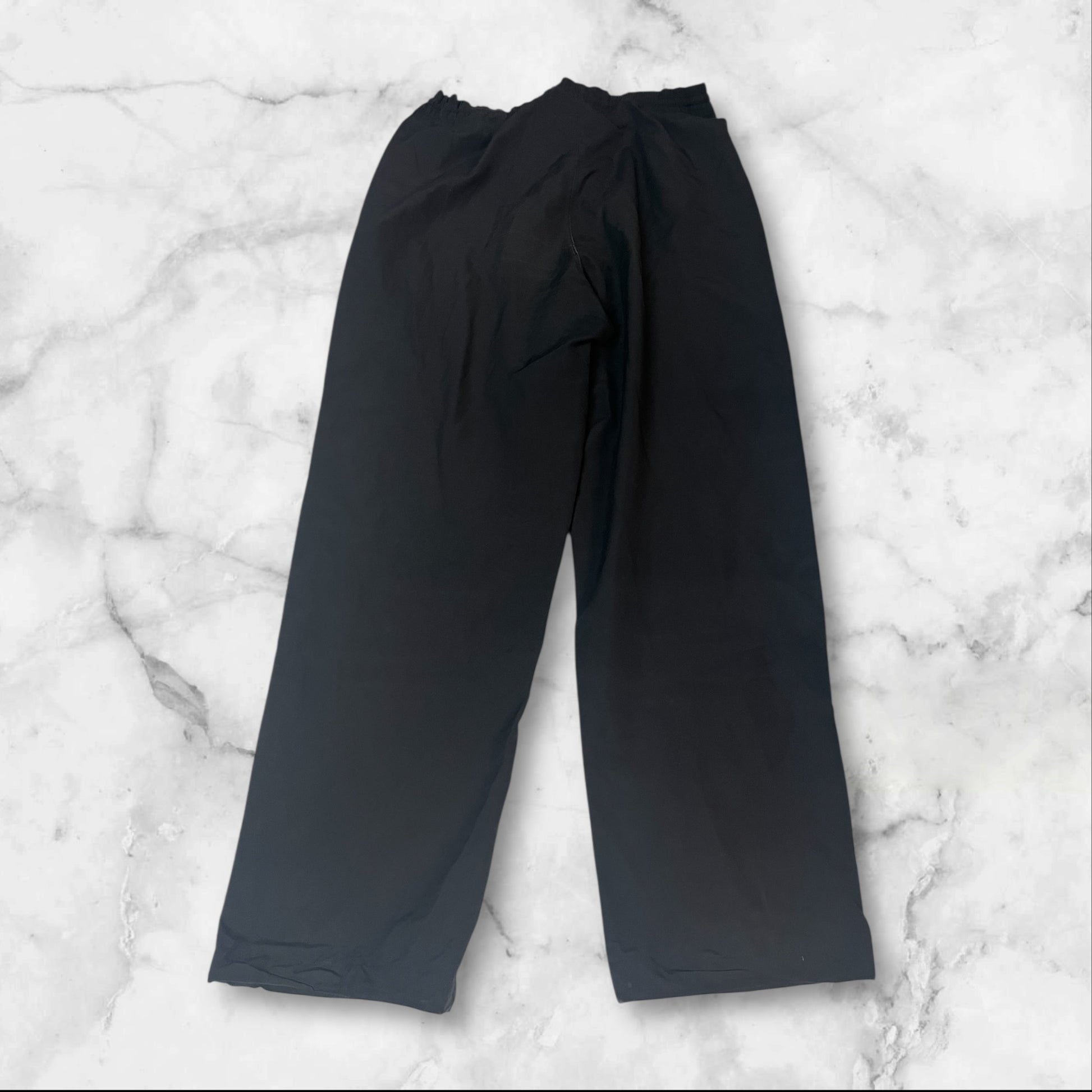 Entdecke unsere Vintage Track Pants von Nike und anderen Marken, erhältlich bei Valuxery.de - Dein Shop für trendige Vintage - Kleidung. Unsere Track Pants sind aus hochwertigen Materialien und