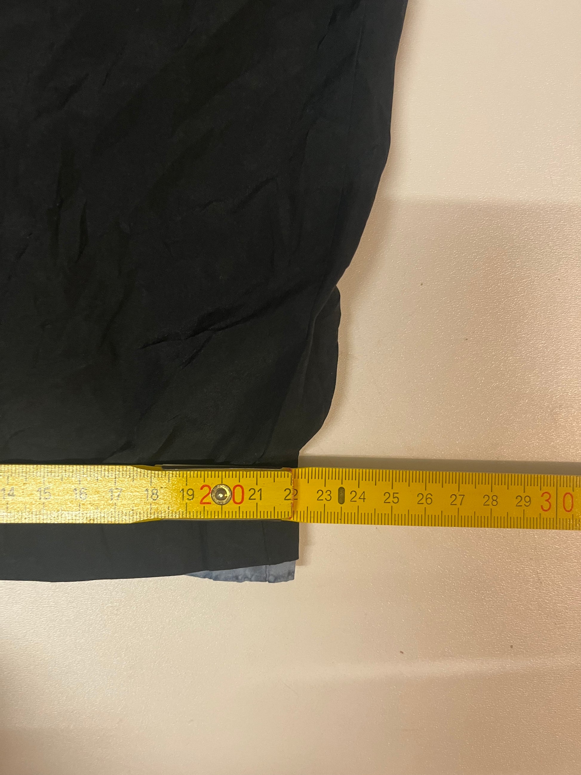 Entdecke unsere Vintage Track Pants von Nike und anderen Marken, erhältlich bei Valuxery.de - Dein Shop für trendige Vintage - Kleidung. Unsere Track Pants sind aus hochwertigen Materialien und