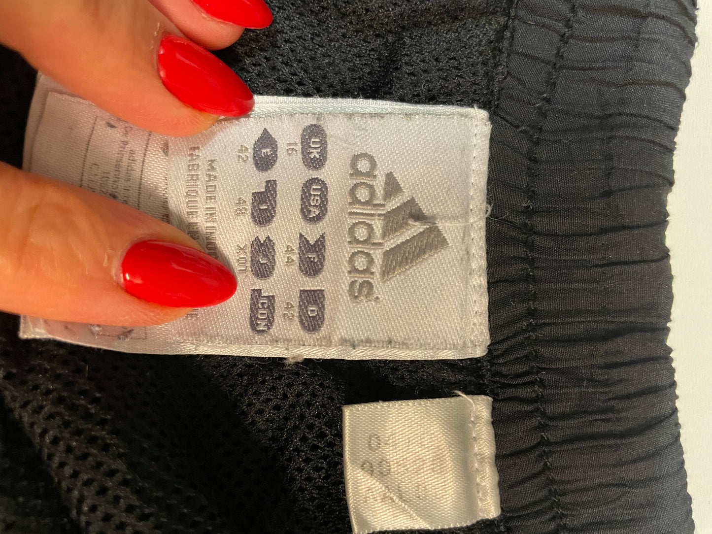 Entdecke unsere Vintage Track Pants von Nike und anderen Marken, erhältlich bei Valuxery.de - Dein Shop für trendige Vintage - Kleidung. Unsere Track Pants sind aus hochwertigen Materialien und