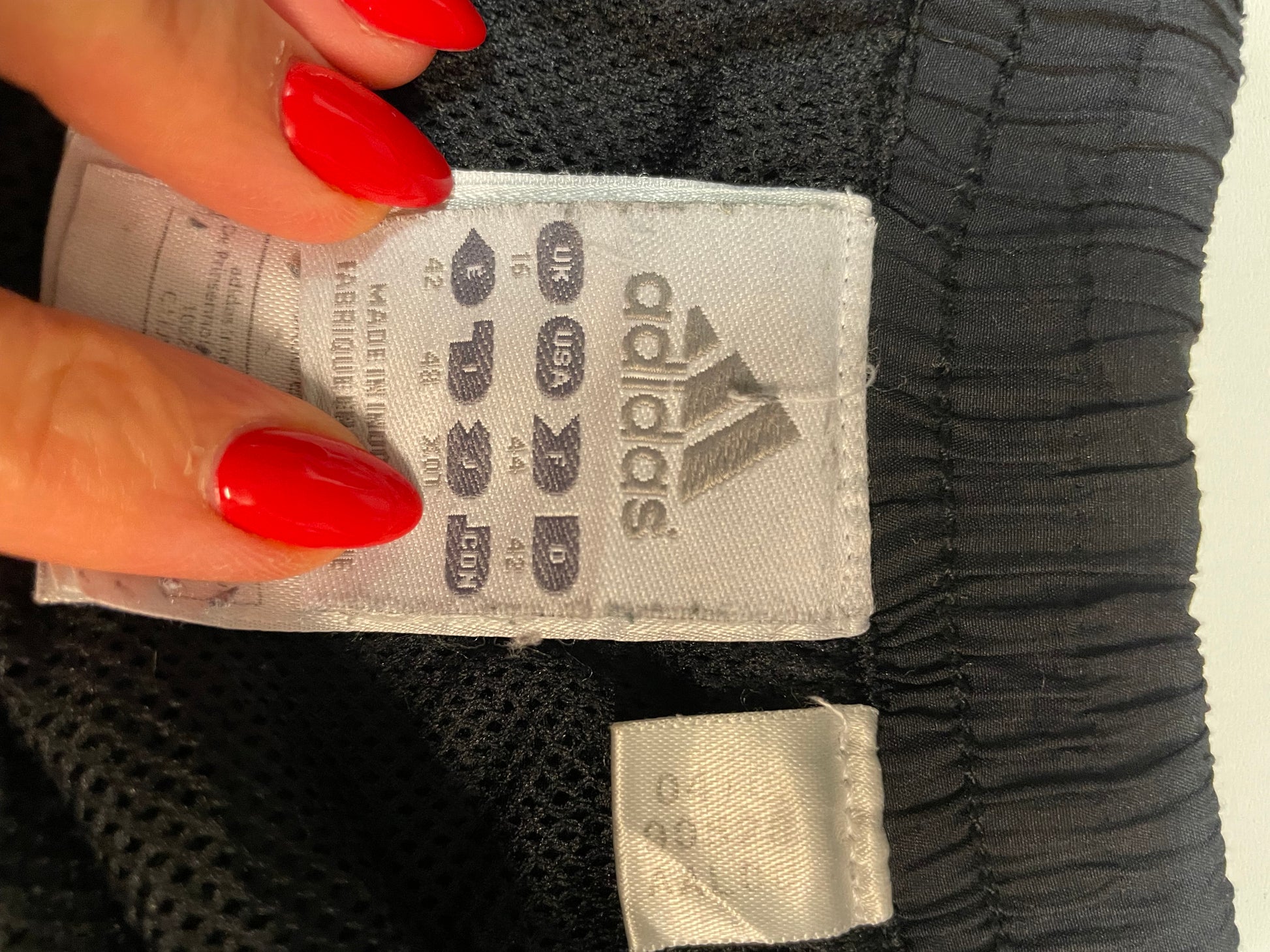 Entdecke unsere Vintage Track Pants von Nike und anderen Marken, erhältlich bei Valuxery.de - Dein Shop für trendige Vintage - Kleidung. Unsere Track Pants sind aus hochwertigen Materialien und