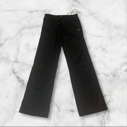 Entdecke unsere Vintage Track Pants von Nike und anderen Marken, erhältlich bei Valuxery.de - Dein Shop für trendige Vintage - Kleidung. Unsere Track Pants sind aus hochwertigen Materialien und