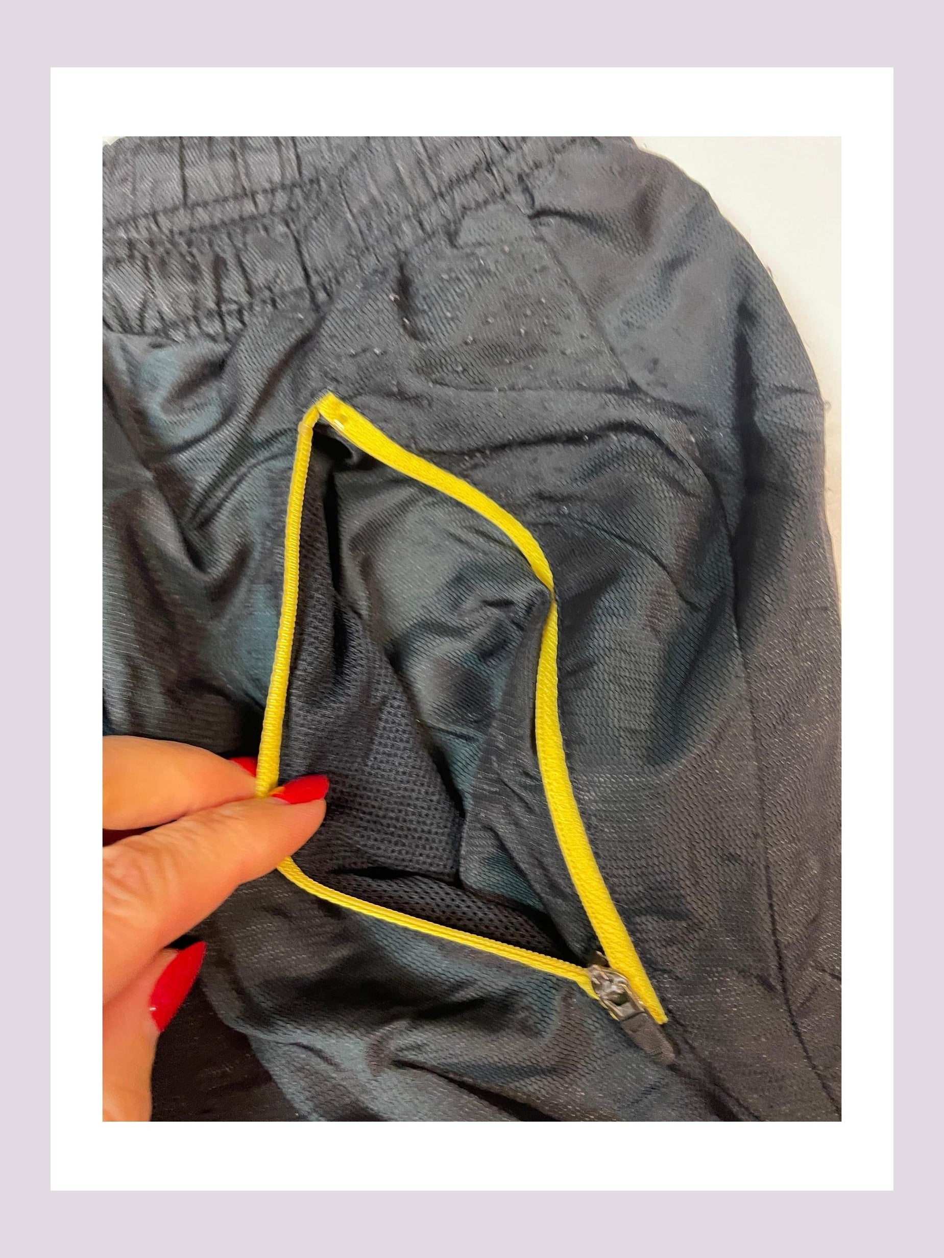 Entdecke unsere Vintage Track Pants von Nike und anderen Marken, erhältlich bei Valuxery.de - Dein Shop für trendige Vintage - Kleidung. Unsere Track Pants sind aus hochwertigen Materialien und