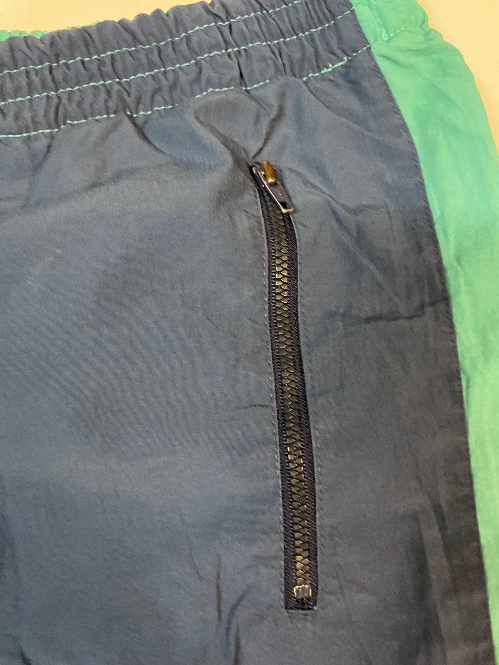 Entdecke unsere Vintage Track Pants von Nike und anderen Marken, erhältlich bei Valuxery.de - Dein Shop für trendige Vintage - Kleidung. Unsere Track Pants sind aus hochwertigen Materialien und