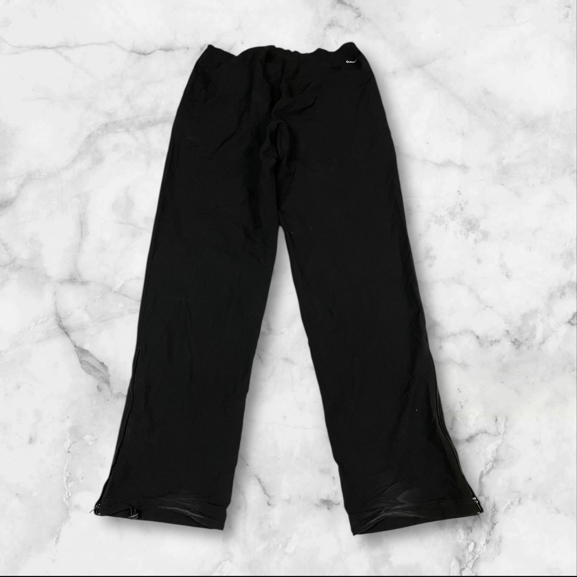 Entdecke unsere Vintage Track Pants von Nike und anderen Marken, erhältlich bei Valuxery.de - Dein Shop für trendige Vintage - Kleidung. Unsere Track Pants sind aus hochwertigen Materialien und