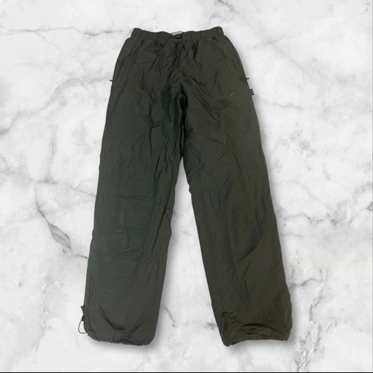 Entdecke unsere Vintage Track Pants von Nike und anderen Marken, erhältlich bei Valuxery.de - Dein Shop für trendige Vintage - Kleidung. Unsere Track Pants sind aus hochwertigen Materialien und
