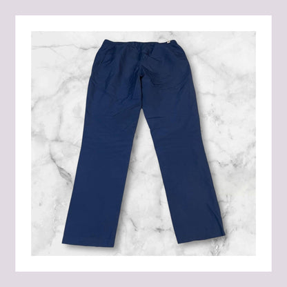 Entdecke unsere Vintage Track Pants von Nike und anderen Marken, erhältlich bei Valuxery.de - Dein Shop für trendige Vintage - Kleidung. Unsere Track Pants sind aus hochwertigen Materialien und