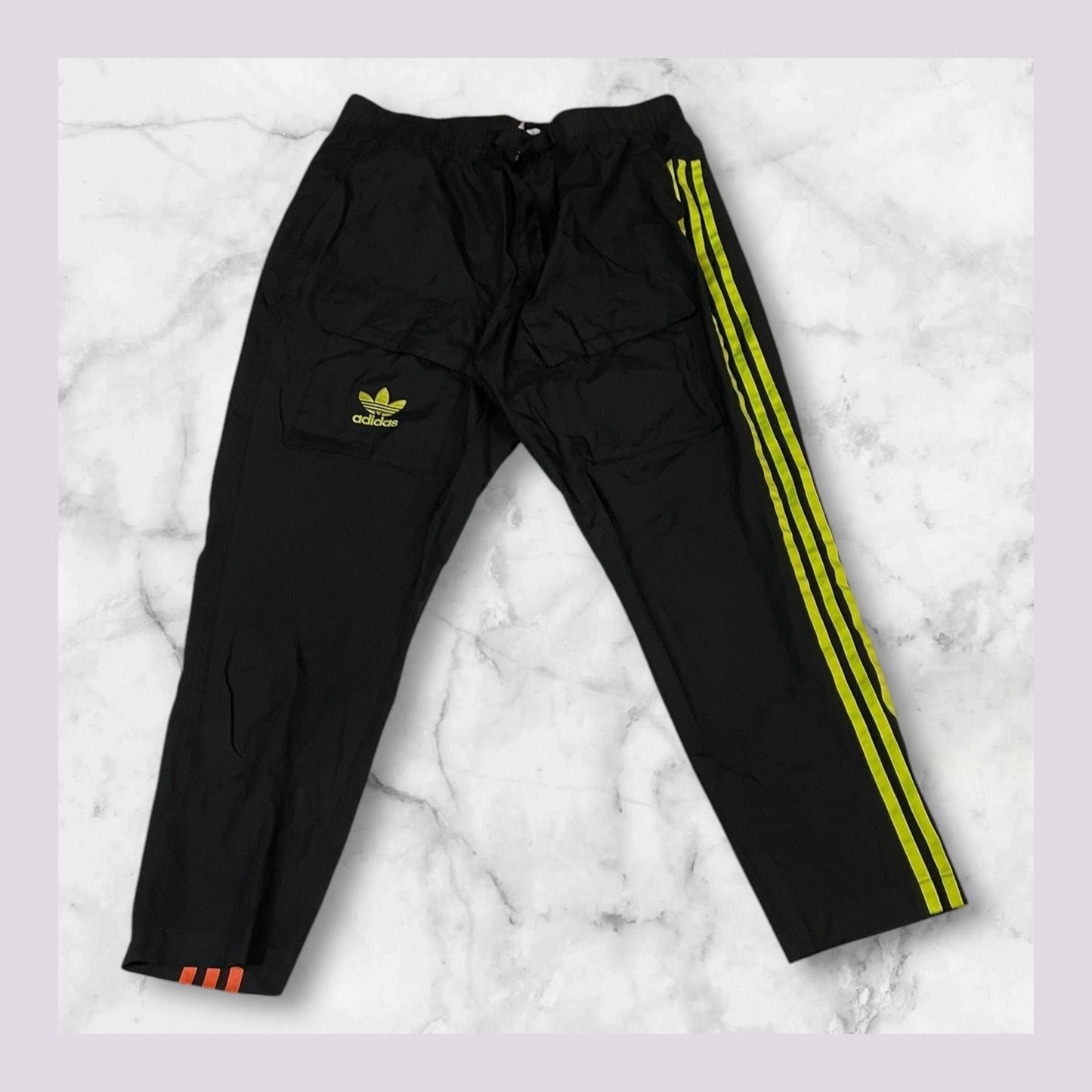 Entdecke unsere Vintage Track Pants von Nike und anderen Marken, erhältlich bei Valuxery.de - Dein Shop für trendige Vintage - Kleidung. Unsere Track Pants sind aus hochwertigen Materialien und