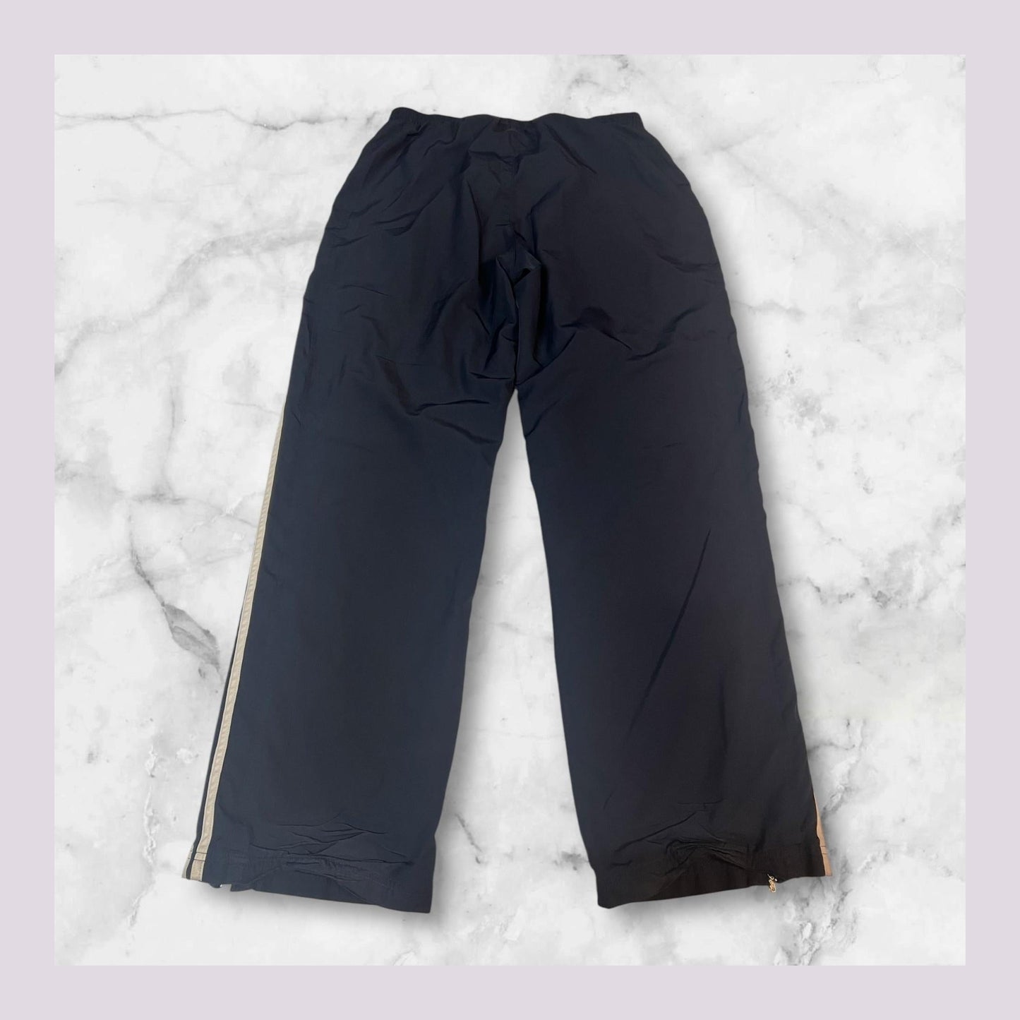 Entdecke unsere Vintage Track Pants von Nike und anderen Marken, erhältlich bei Valuxery.de - Dein Shop für trendige Vintage - Kleidung. Unsere Track Pants sind aus hochwertigen Materialien und