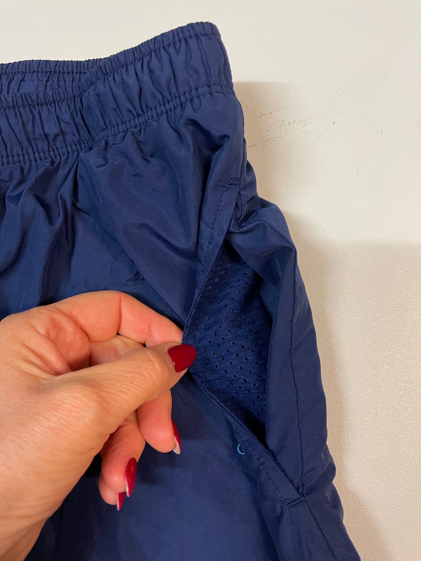 Entdecke unsere Vintage Track Pants von Nike und anderen Marken, erhältlich bei Valuxery.de - Dein Shop für trendige Vintage - Kleidung. Unsere Track Pants sind aus hochwertigen Materialien und