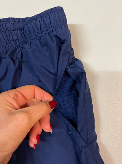 Entdecke unsere Vintage Track Pants von Nike und anderen Marken, erhältlich bei Valuxery.de - Dein Shop für trendige Vintage - Kleidung. Unsere Track Pants sind aus hochwertigen Materialien und