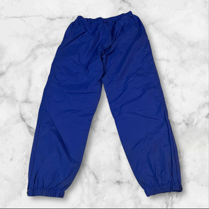 Entdecke unsere Vintage Track Pants von Nike und anderen Marken, erhältlich bei Valuxery.de - Dein Shop für trendige Vintage - Kleidung. Unsere Track Pants sind aus hochwertigen Materialien und