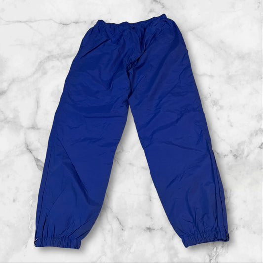 Entdecke unsere Vintage Track Pants von Nike und anderen Marken, erhältlich bei Valuxery.de - Dein Shop für trendige Vintage - Kleidung. Unsere Track Pants sind aus hochwertigen Materialien und