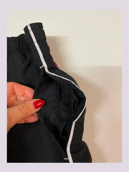 Entdecke unsere Vintage Track Pants von Nike und anderen Marken, erhältlich bei Valuxery.de - Dein Shop für trendige Vintage - Kleidung. Unsere Track Pants sind aus hochwertigen Materialien und