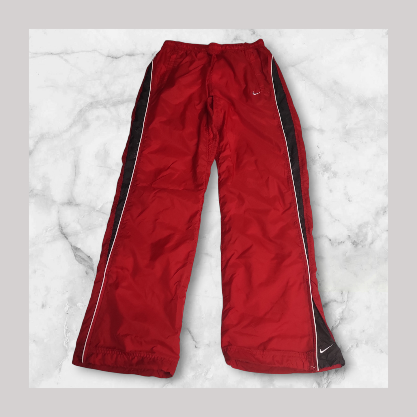 Entdecke unsere Vintage Track Pants von Nike und anderen Marken, erhältlich bei Valuxery.de - Dein Shop für trendige Vintage - Kleidung. Unsere Track Pants sind aus hochwertigen Materialien und