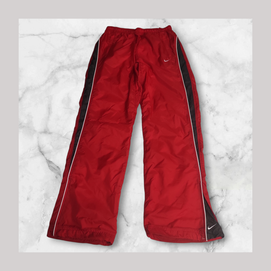 Entdecke unsere Vintage Track Pants von Nike und anderen Marken, erhältlich bei Valuxery.de - Dein Shop für trendige Vintage - Kleidung. Unsere Track Pants sind aus hochwertigen Materialien und