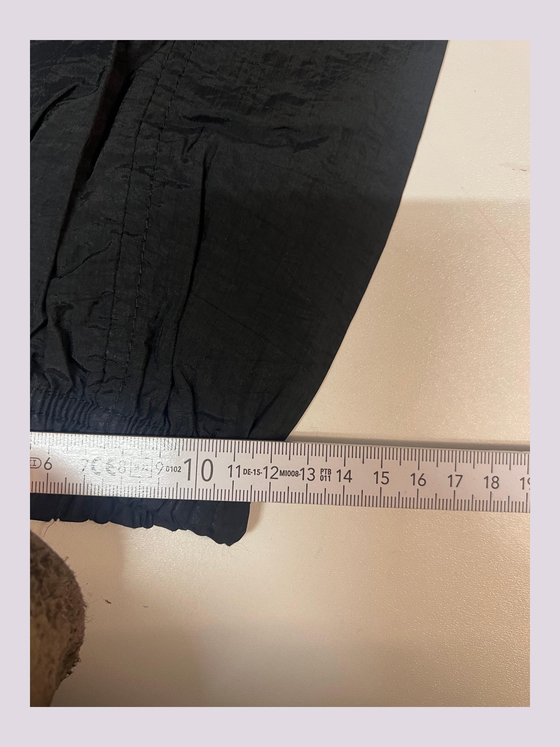 Entdecke unsere Vintage Track Pants von Nike und anderen Marken, erhältlich bei Valuxery.de - Dein Shop für trendige Vintage - Kleidung. Unsere Track Pants sind aus hochwertigen Materialien und