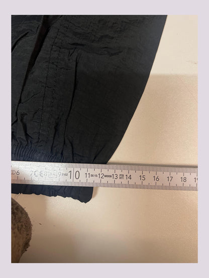 Entdecke unsere Vintage Track Pants von Nike und anderen Marken, erhältlich bei Valuxery.de - Dein Shop für trendige Vintage - Kleidung. Unsere Track Pants sind aus hochwertigen Materialien und