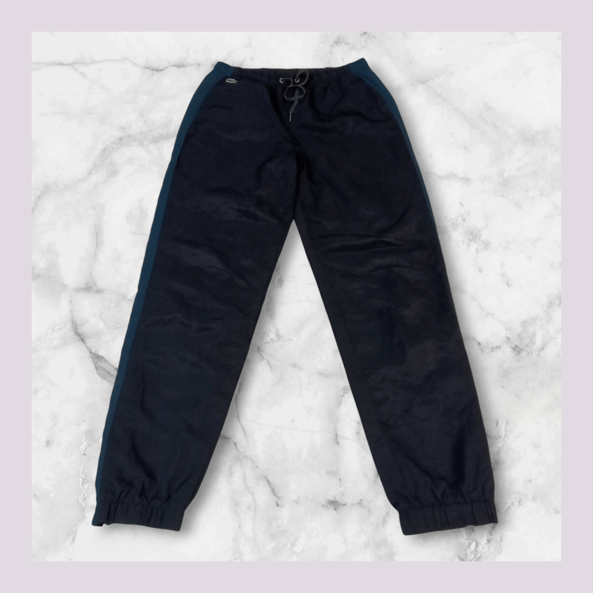 Entdecke unsere Vintage Track Pants von Nike und anderen Marken, erhältlich bei Valuxery.de - Dein Shop für trendige Vintage - Kleidung. Unsere Track Pants sind aus hochwertigen Materialien und
