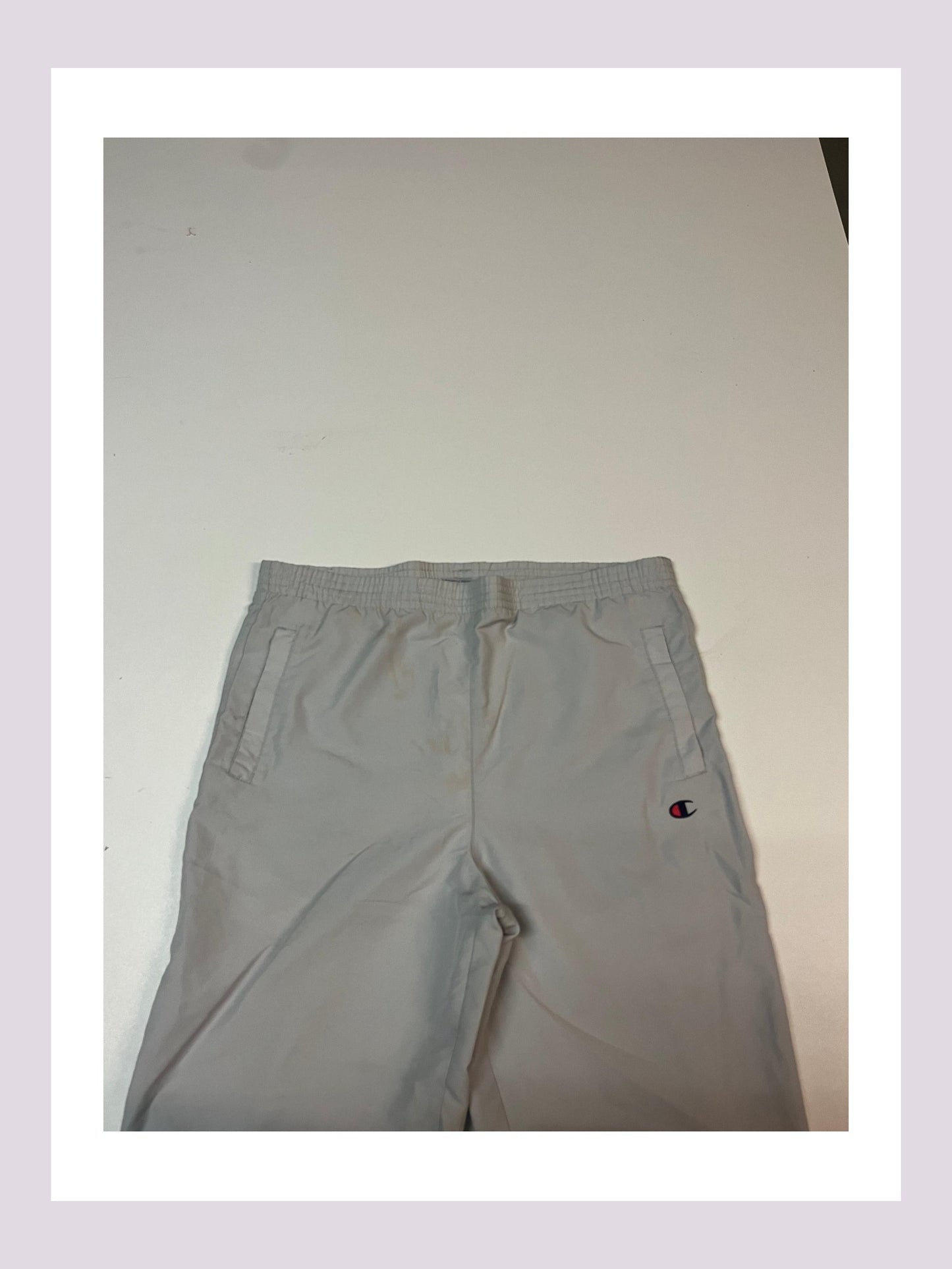 Entdecke unsere Vintage Track Pants von Nike und anderen Marken, erhältlich bei Valuxery.de - Dein Shop für trendige Vintage - Kleidung. Unsere Track Pants sind aus hochwertigen Materialien und