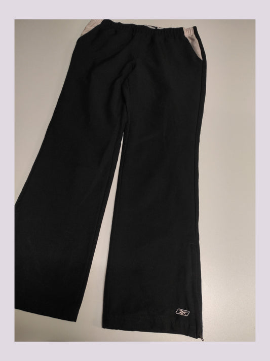 Entdecke unsere Vintage Track Pants von Nike und anderen Marken, erhältlich bei Valuxery.de - Dein Shop für trendige Vintage - Kleidung. Unsere Track Pants sind aus hochwertigen Materialien und