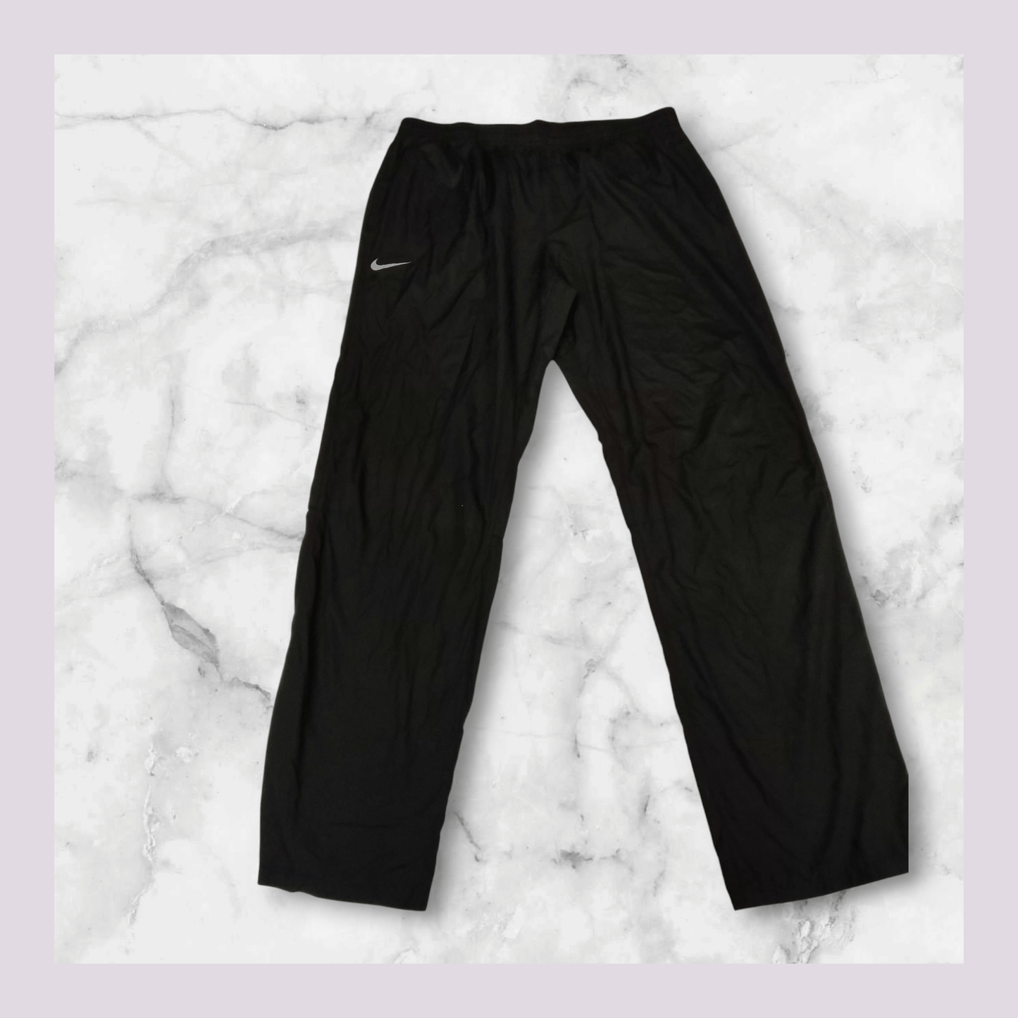 Entdecke unsere Vintage Track Pants von Nike und anderen Marken, erhältlich bei Valuxery.de - Dein Shop für trendige Vintage - Kleidung. Unsere Track Pants sind aus hochwertigen Materialien und