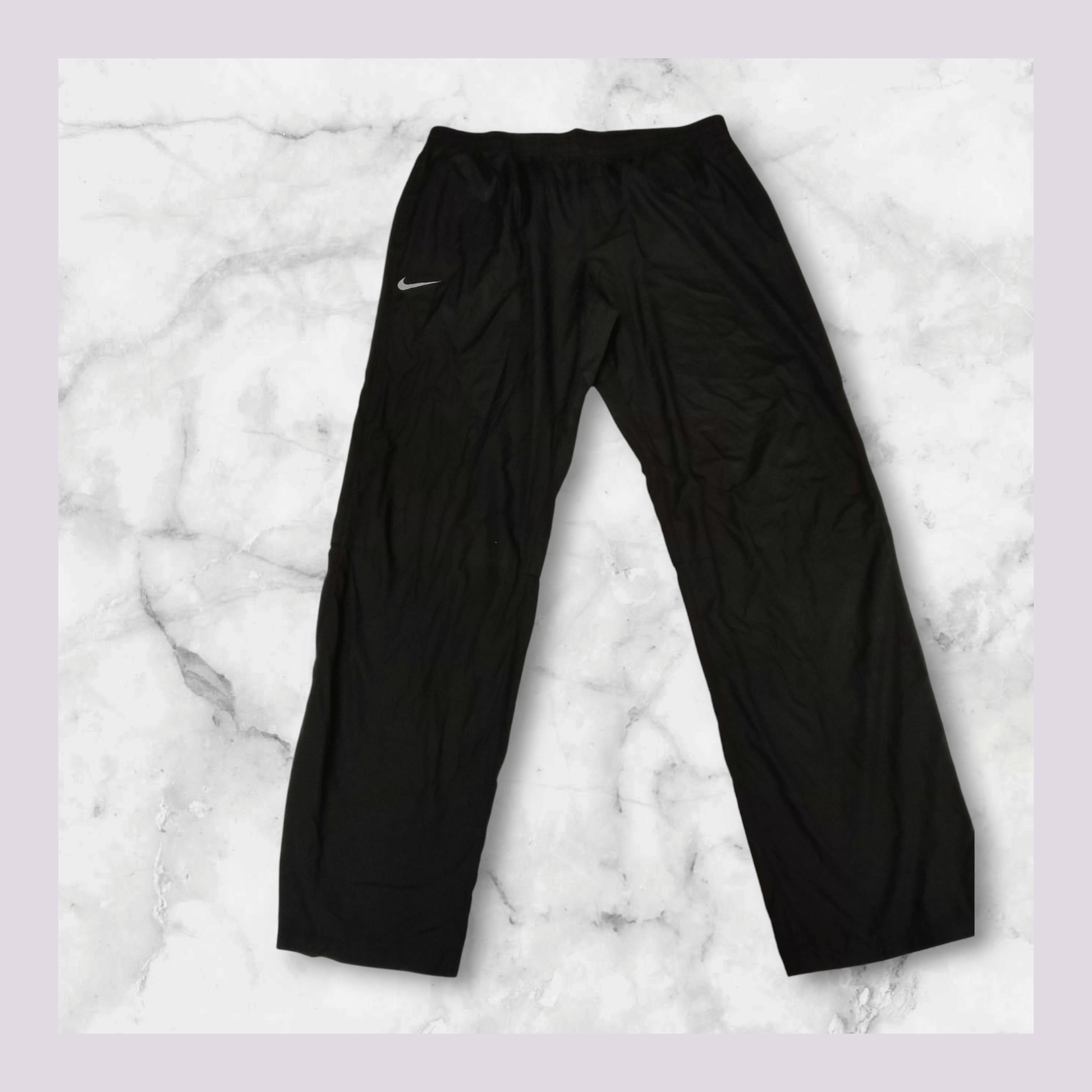 Entdecke unsere Vintage Track Pants von Nike und anderen Marken, erhältlich bei Valuxery.de - Dein Shop für trendige Vintage - Kleidung. Unsere Track Pants sind aus hochwertigen Materialien und