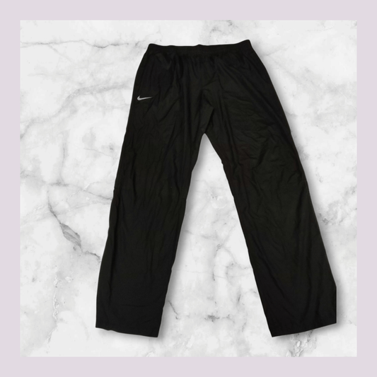 Entdecke unsere Vintage Track Pants von Nike und anderen Marken, erhältlich bei Valuxery.de - Dein Shop für trendige Vintage - Kleidung. Unsere Track Pants sind aus hochwertigen Materialien und