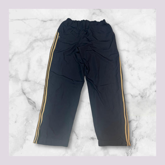 Entdecke unsere Vintage Track Pants von Nike und anderen Marken, erhältlich bei Valuxery.de - Dein Shop für trendige Vintage - Kleidung. Unsere Track Pants sind aus hochwertigen Materialien und