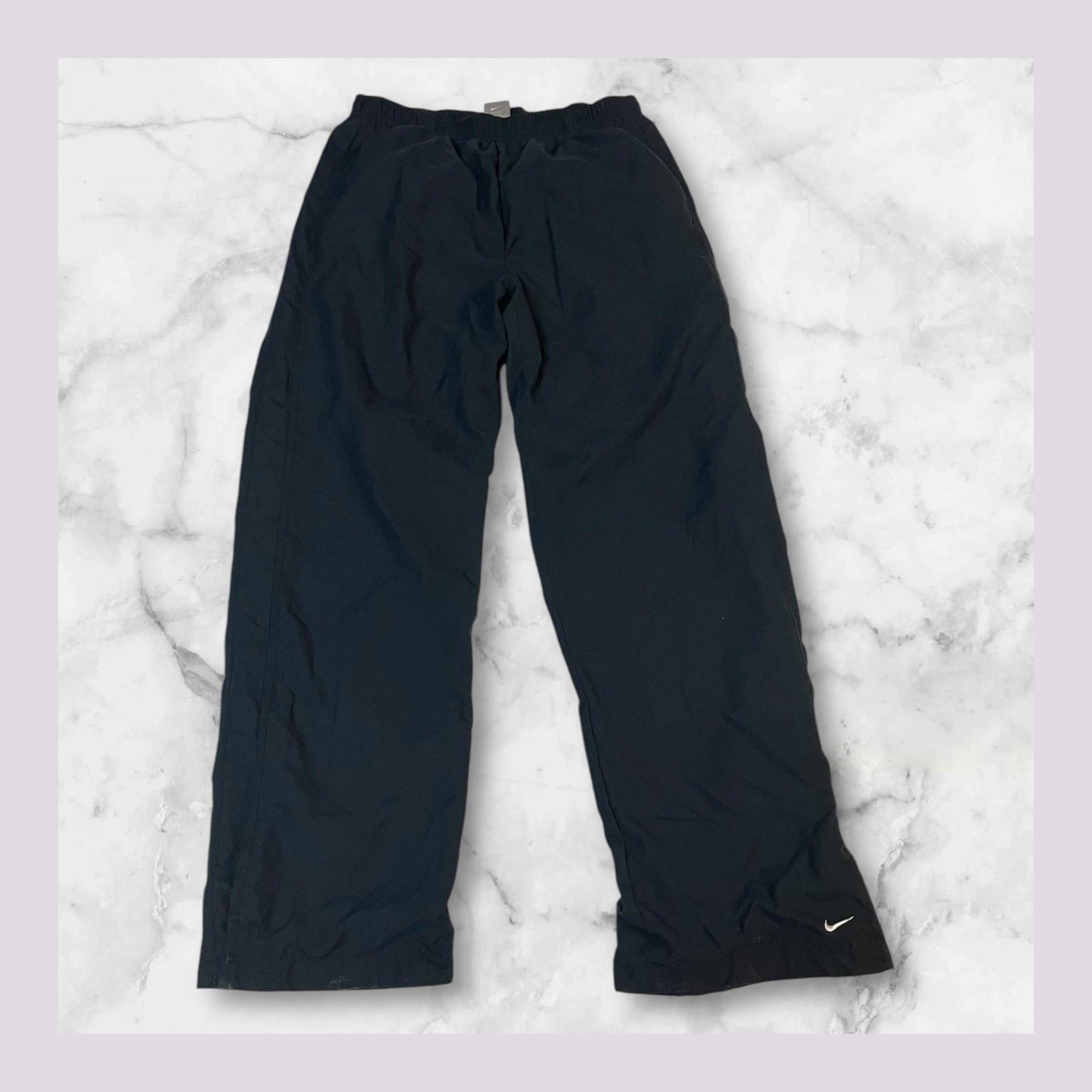 Entdecke unsere Vintage Track Pants von Nike und anderen Marken, erhältlich bei Valuxery.de - Dein Shop für trendige Vintage - Kleidung. Unsere Track Pants sind aus hochwertigen Materialien und
