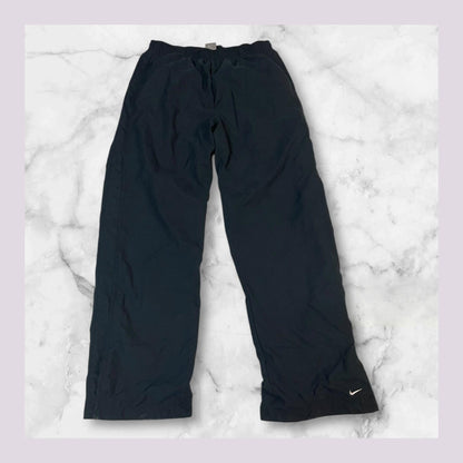 Entdecke unsere Vintage Track Pants von Nike und anderen Marken, erhältlich bei Valuxery.de - Dein Shop für trendige Vintage - Kleidung. Unsere Track Pants sind aus hochwertigen Materialien und