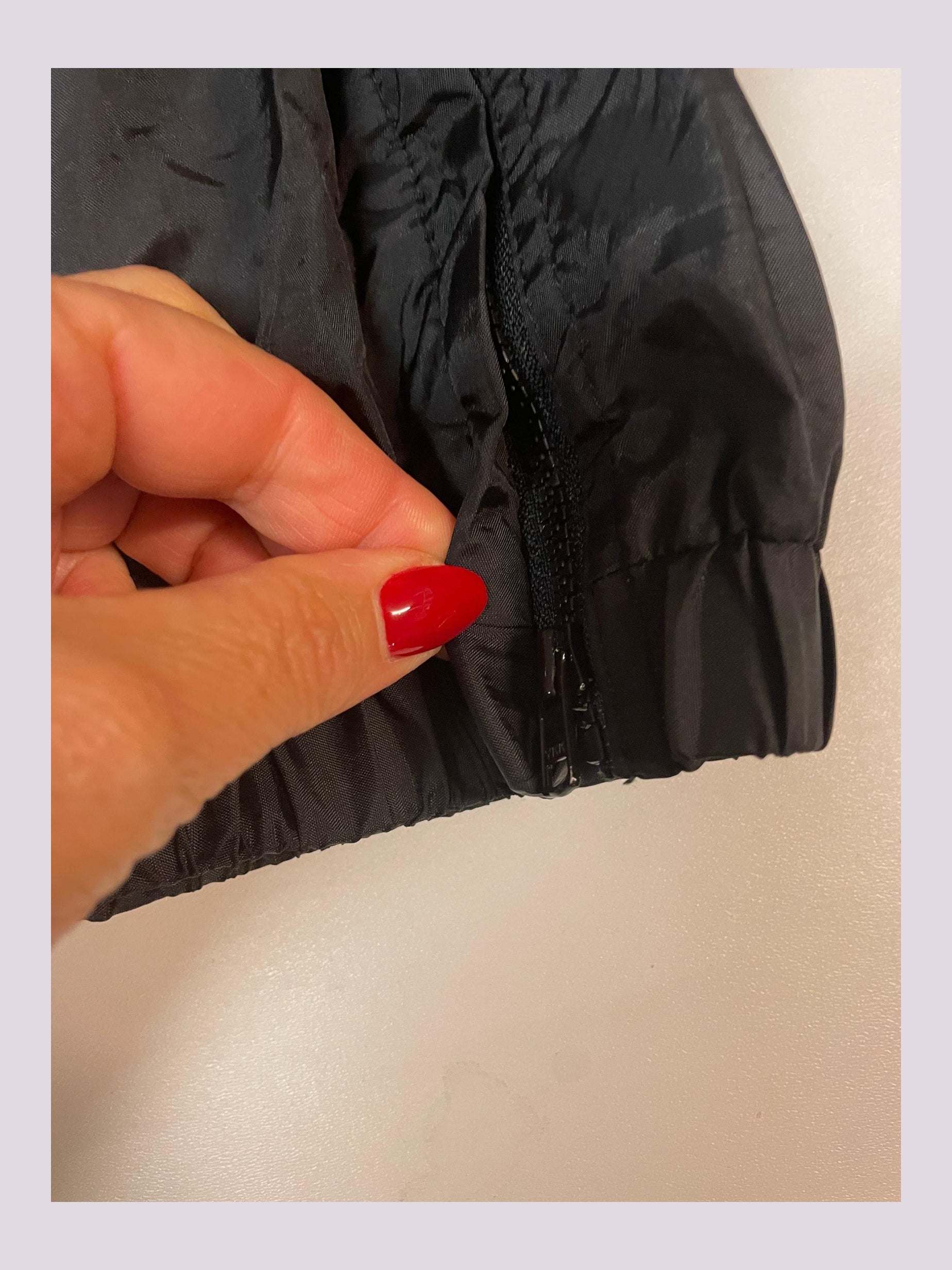 Entdecke unsere Vintage Track Pants von Nike und anderen Marken, erhältlich bei Valuxery.de - Dein Shop für trendige Vintage - Kleidung. Unsere Track Pants sind aus hochwertigen Materialien und