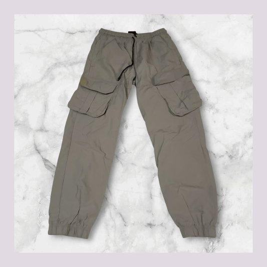 Entdecke unsere Vintage Track Pants von Nike und anderen Marken, erhältlich bei Valuxery.de - Dein Shop für trendige Vintage - Kleidung. Unsere Track Pants sind aus hochwertigen Materialien und