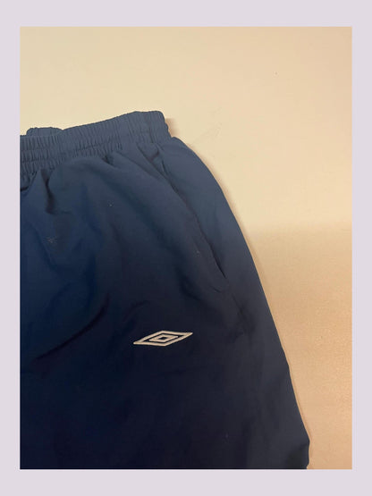 Entdecke unsere Vintage Track Pants von Nike und anderen Marken, erhältlich bei Valuxery.de - Dein Shop für trendige Vintage - Kleidung. Unsere Track Pants sind aus hochwertigen Materialien und