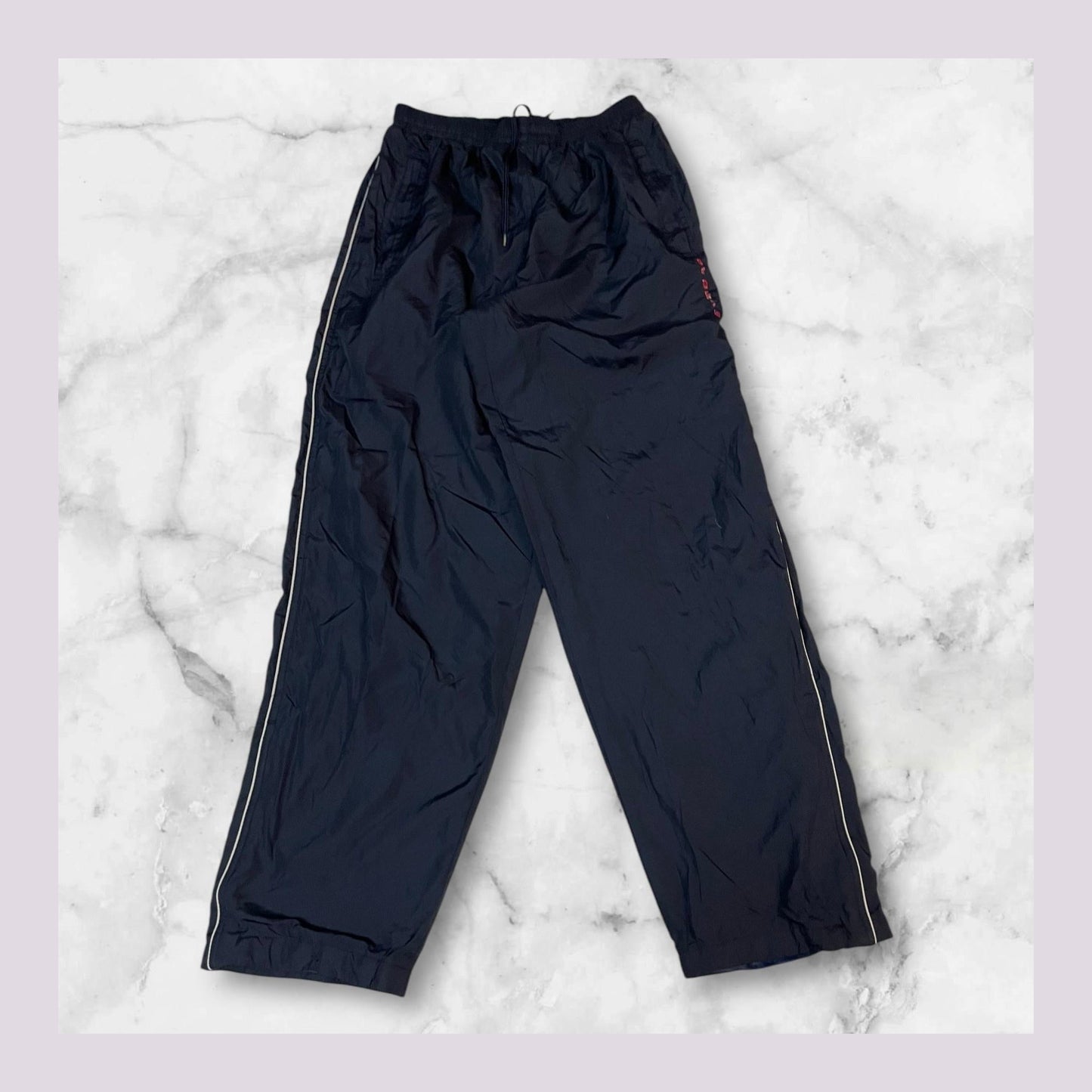 Entdecke unsere Vintage Track Pants von Nike und anderen Marken, erhältlich bei Valuxery.de - Dein Shop für trendige Vintage - Kleidung. Unsere Track Pants sind aus hochwertigen Materialien und