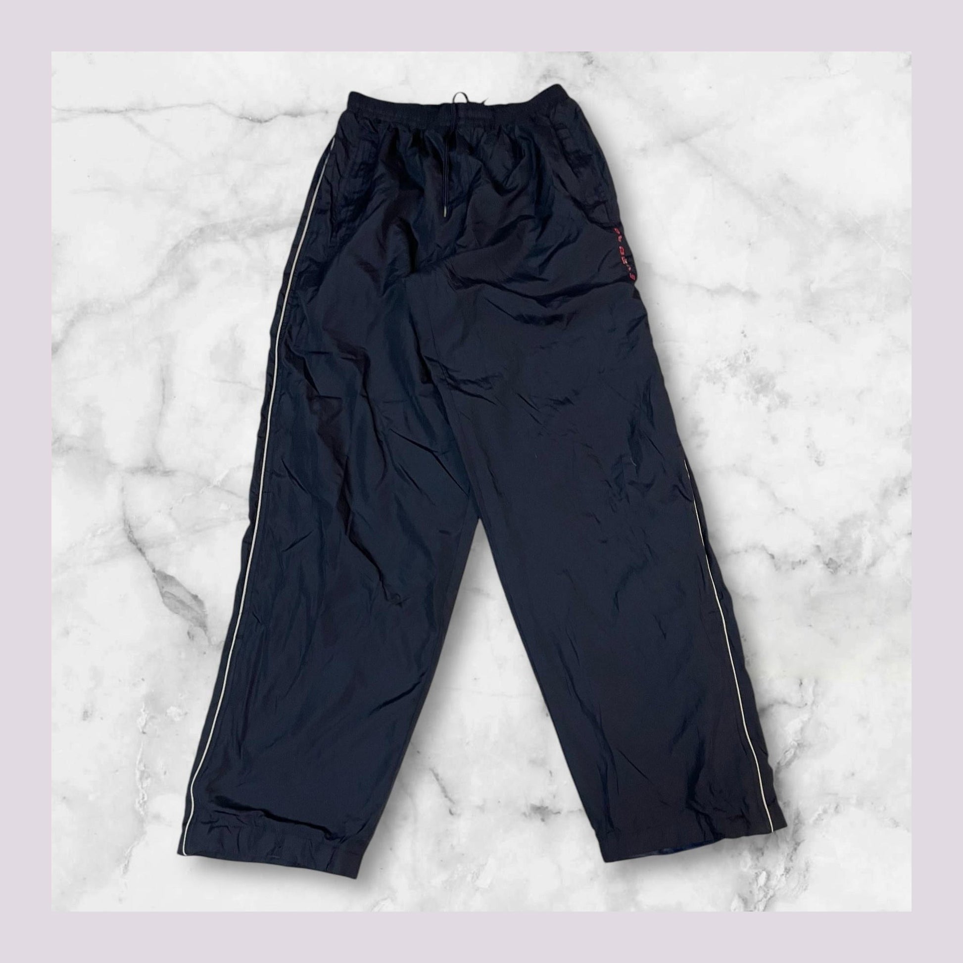 Entdecke unsere Vintage Track Pants von Nike und anderen Marken, erhältlich bei Valuxery.de - Dein Shop für trendige Vintage - Kleidung. Unsere Track Pants sind aus hochwertigen Materialien und