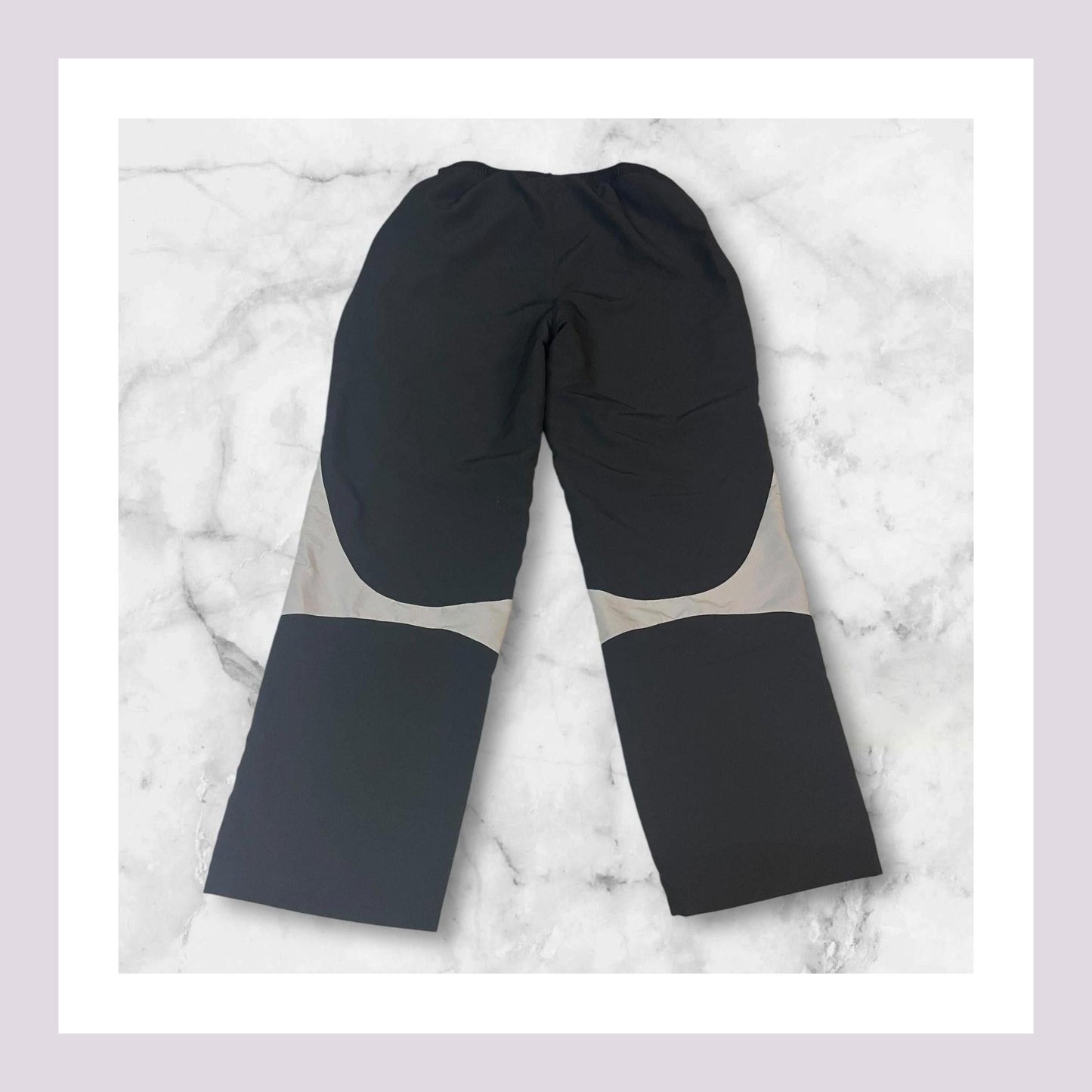 Entdecke unsere Vintage Track Pants von Nike und anderen Marken, erhältlich bei Valuxery.de - Dein Shop für trendige Vintage - Kleidung. Unsere Track Pants sind aus hochwertigen Materialien und