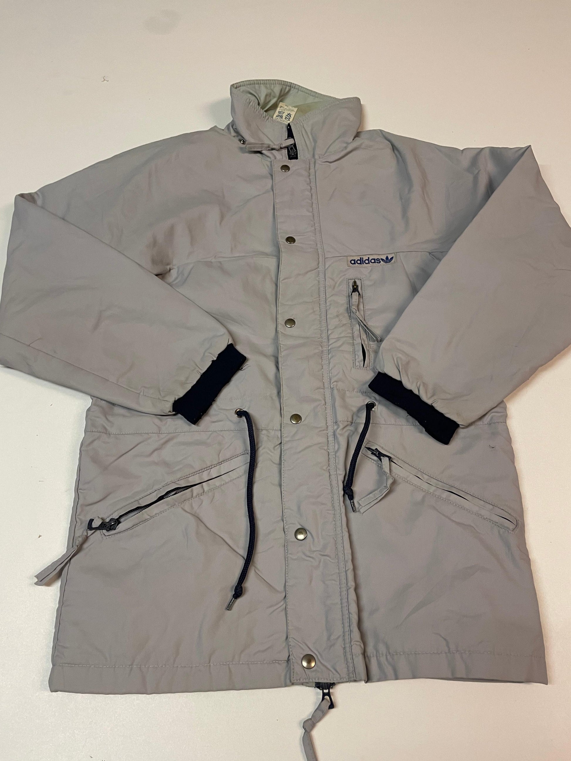 Entdecke unsere Vintage Track Pants von Nike und anderen Marken, erhältlich bei Valuxery.de - Dein Shop für trendige Vintage - Kleidung. Unsere Track Pants sind aus hochwertigen Materialien und