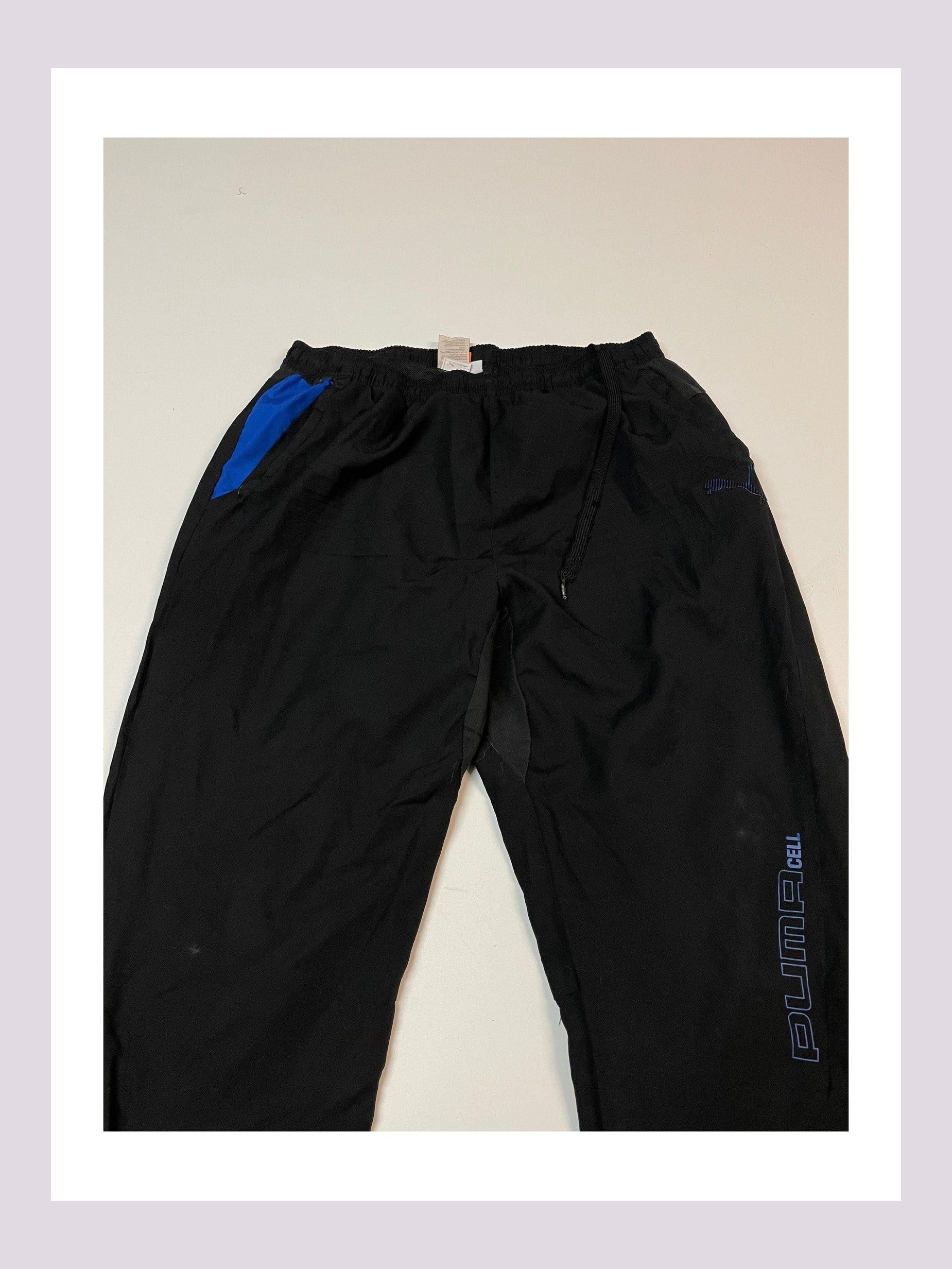 Entdecke unsere Vintage Track Pants von Nike und anderen Marken, erhältlich bei Valuxery.de - Dein Shop für trendige Vintage - Kleidung. Unsere Track Pants sind aus hochwertigen Materialien und