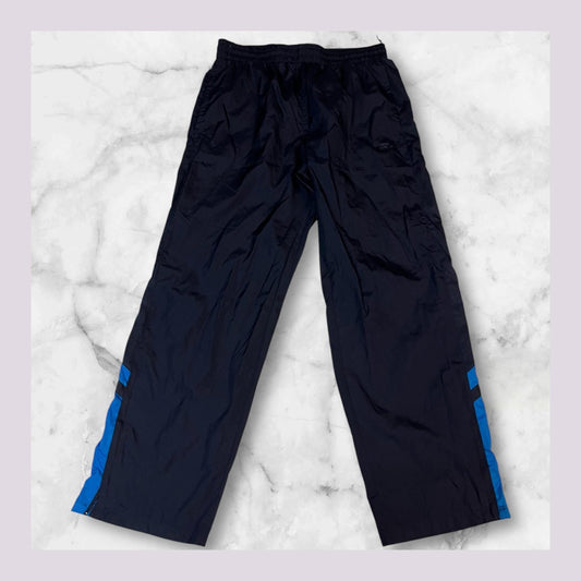 Entdecke unsere Vintage Track Pants von Nike und anderen Marken, erhältlich bei Valuxery.de - Dein Shop für trendige Vintage - Kleidung. Unsere Track Pants sind aus hochwertigen Materialien und