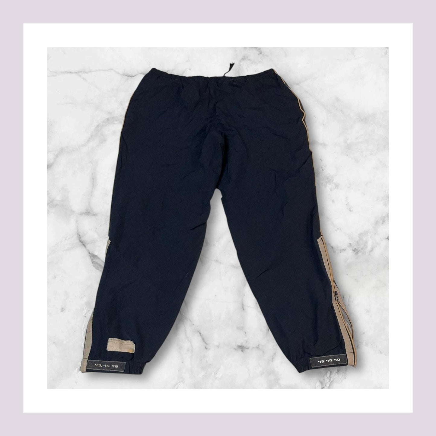 Entdecke unsere Vintage Track Pants von Nike und anderen Marken, erhältlich bei Valuxery.de - Dein Shop für trendige Vintage - Kleidung. Unsere Track Pants sind aus hochwertigen Materialien und