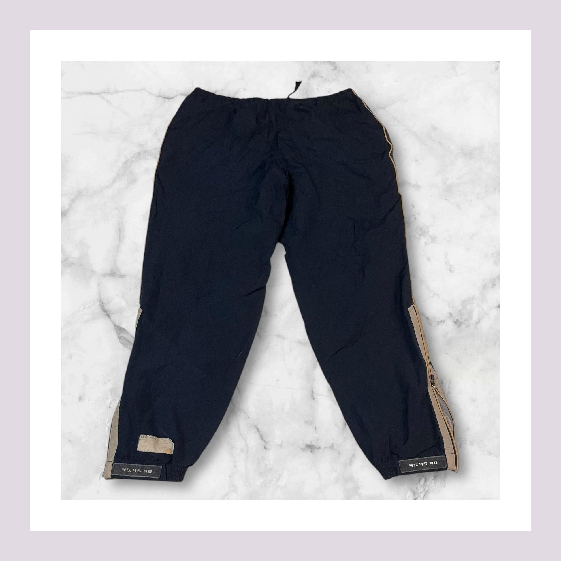Entdecke unsere Vintage Track Pants von Nike und anderen Marken, erhältlich bei Valuxery.de - Dein Shop für trendige Vintage - Kleidung. Unsere Track Pants sind aus hochwertigen Materialien und